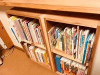 カウンター下の本棚